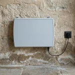 Inverseur de polarité ATE Humidistop installé sur mur en pierre humide